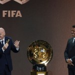 El presidente de la FIFA y el retirado futbolista Ronaldo presenta el trofeo del Mundial de Clubes, el jueves 5 de diciembre de 2024, en Miami. Foto La Hora: AP