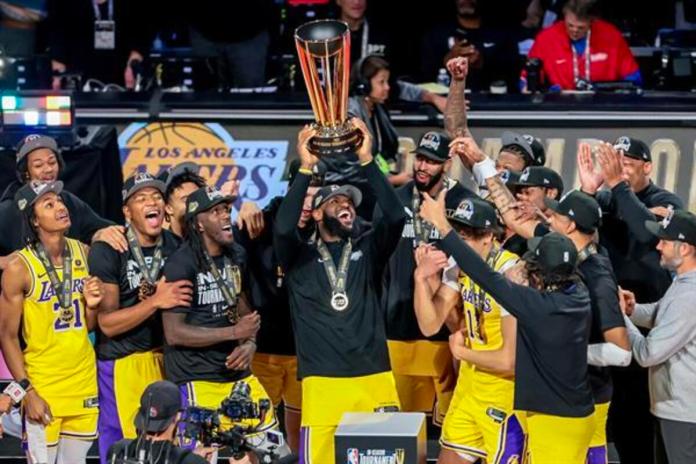 Los Lakers celebran la Copa de la NBA 2023 en Las Vegas. Foto La Hora: EFE