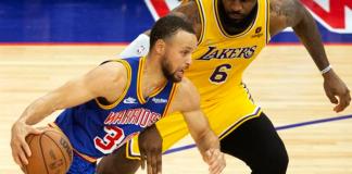 Fotografía de archivo en la que se registró al base estrella de los Warriors de Golden State, Stephen Curry (i), al intentar superar la marca del alero estrella de los Laker de Los Ángeles, LeBron James (d), durante un partido de la NBA, en el coliseo Chase Center de San Francisco Foto La Hora: EFE