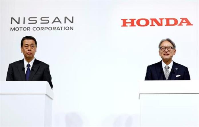 El presidente y director ejecutivo de Nissan Motor Co., Makoto Uchida (izq.), y el presidente de Honda Motor Co., Toshihiro Mibe, Foto: La Hora: EFE