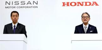 El presidente y director ejecutivo de Nissan Motor Co., Makoto Uchida (izq.), y el presidente de Honda Motor Co., Toshihiro Mibe, Foto: La Hora: EFE