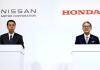 El presidente y director ejecutivo de Nissan Motor Co., Makoto Uchida (izq.), y el presidente de Honda Motor Co., Toshihiro Mibe, Foto: La Hora: EFE