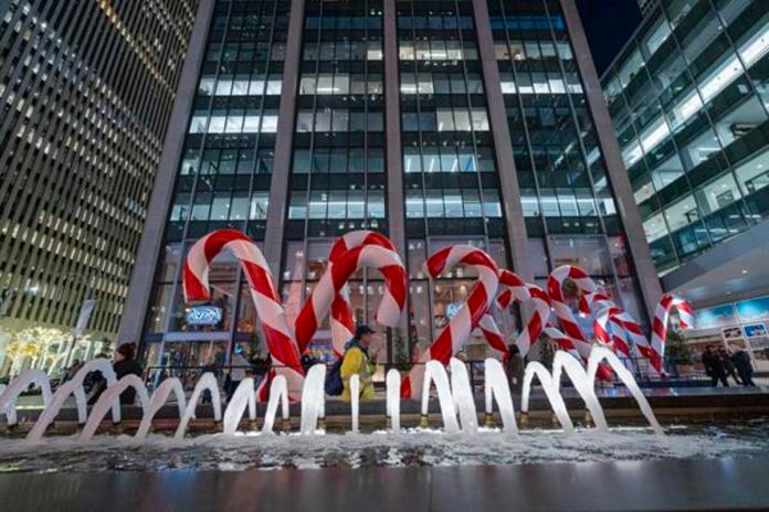 Nueva York (Estados Unidos). Nueva York ya se ha teñido de colores, brillo y esplendor para las festividades navideñas, en las que las temperaturas bajo cero no disuaden a los millones de turistas que visitan la ciudad para disfrutar de sus pistas de hielo, mercadillos y decoraciones. Foto La Hora: EFE