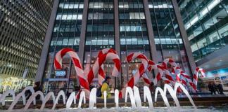 Nueva York (Estados Unidos). Nueva York ya se ha teñido de colores, brillo y esplendor para las festividades navideñas, en las que las temperaturas bajo cero no disuaden a los millones de turistas que visitan la ciudad para disfrutar de sus pistas de hielo, mercadillos y decoraciones. Foto La Hora: EFE