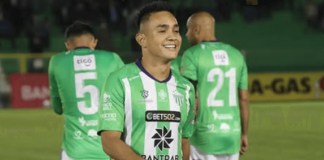 Antigua GFC hizo oficial el regreso de Óscar Santis al club