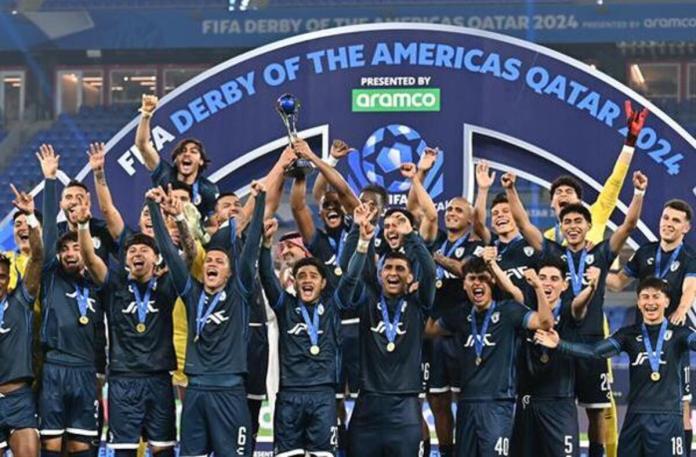 Los jugadores del Pachuca posan con un trofeo tras ganar el llamado Derbi de las Américas tras el partido de cuartos de final de la Copa Intercontinental de la FIFA 2024 entre Botafogo RJ y FC Pachuca en Doha, Catar, el 11 de diciembre de 2024. Foto La Hora: EFE