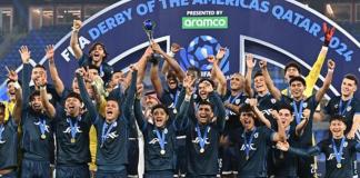 Los jugadores del Pachuca posan con un trofeo tras ganar el llamado Derbi de las Américas tras el partido de cuartos de final de la Copa Intercontinental de la FIFA 2024 entre Botafogo RJ y FC Pachuca en Doha, Catar, el 11 de diciembre de 2024. Foto La Hora: EFE