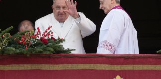 El papa Francisco en el balcón de la Basílica de San Pedro en el Vaticano, antes de emitir su mensaje navideño anual, el 25 de diciembre del 2024. Foto La Hora: AP