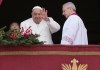 El papa Francisco en el balcón de la Basílica de San Pedro en el Vaticano, antes de emitir su mensaje navideño anual, el 25 de diciembre del 2024. Foto La Hora: AP