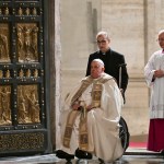 El papa Francisco abre la Santa Puerta de la Basílica de San Pedro en el Vaticano, el 24 de diciembre del 2024. (Alberto Pizzoli/Pool Photo via AP)