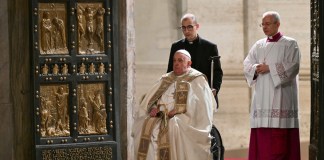 El papa Francisco abre la Santa Puerta de la Basílica de San Pedro en el Vaticano, el 24 de diciembre del 2024. (Alberto Pizzoli/Pool Photo via AP)