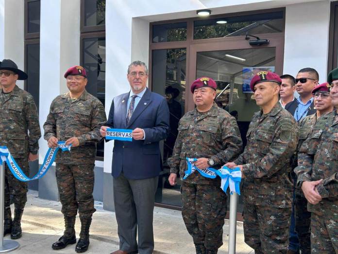 El presidente Bernardo Arévalo cortó la cinta de las mejoradas instalaciones de la Comandancia de Reservas Militares de la República