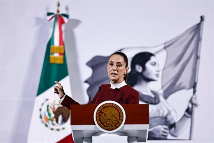 La presidenta de México, Claudia Sheinbaum, habla este miércoles durante una rueda de prensa en Palacio Nacional de la Ciudad de México (México). Sheinbaum, anunció un aumento del salario mínimo del 12 % para 2025, el primero de su mandato, en el que ha prometido que el sueldo básico alcanzará en 2030 para comprar 2,5 canastas básicas. Foto La Hora: EFE