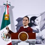 La presidenta de México, Claudia Sheinbaum, habla este miércoles durante una rueda de prensa en Palacio Nacional de la Ciudad de México (México). Sheinbaum, anunció un aumento del salario mínimo del 12 % para 2025, el primero de su mandato, en el que ha prometido que el sueldo básico alcanzará en 2030 para comprar 2,5 canastas básicas. Foto La Hora: EFE