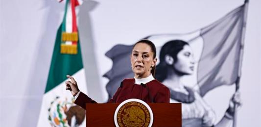 La presidenta de México, Claudia Sheinbaum, habla este miércoles durante una rueda de prensa en Palacio Nacional de la Ciudad de México (México). Sheinbaum, anunció un aumento del salario mínimo del 12 % para 2025, el primero de su mandato, en el que ha prometido que el sueldo básico alcanzará en 2030 para comprar 2,5 canastas básicas. Foto La Hora: EFE