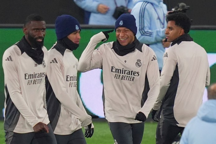 Kylian Mbappé, del Real Madrid, segundo desde la derecha, sonríe mientras asiste a una sesión de entrenamiento en el Estadio Gewiss en Bérgamo, Italia, el lunes 9 de diciembre de 2024. Foto La Hora: AP