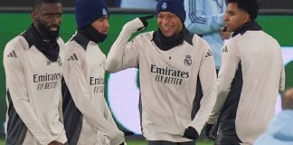 Kylian Mbappé, del Real Madrid, segundo desde la derecha, sonríe mientras asiste a una sesión de entrenamiento en el Estadio Gewiss en Bérgamo, Italia, el lunes 9 de diciembre de 2024. Foto La Hora: AP