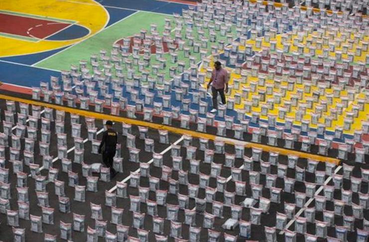 Agentes de la Dirección Nacional de Control de Drogas (DNCD), resguardan un cargamento de 9.588 kilos de droga (9, 5 toneladas), este viernes en Santo Domingo (República Dominicana). Un total de 9.588 kilos de droga (9,5 toneladas), supuestamente cocaína, fue incautado en el Puerto Multimodal Caucedo, el principal de República Dominicana, lo que supone la mayor cantidad decomisada en el país y también en parte de la región del Caribe, informó la Dirección Nacional de Control de Drogas Foto: La Hora