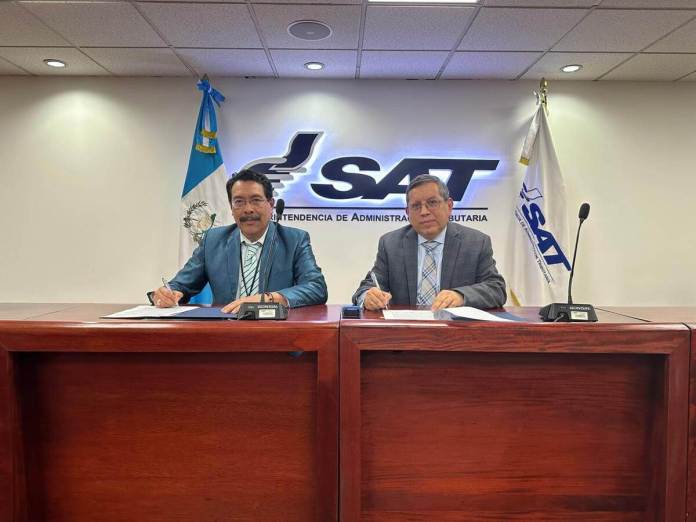 El viceministro de Finanzas Walter Figueroa y el jefe de la SAT, Marco Livio Díaz, firman convenio de metas de recaudación. Foto: SAT