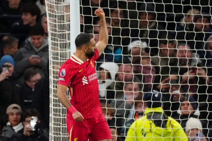 Mohamed Salah, del Liverpool, celebra después de anotar el cuarto gol de su equipo durante el partido de fútbol de la Liga Premier inglesa entre el Tottenham y el Liverpool en el Tottenham Hotspur Stadium en Londres, el domingo 22 de diciembre de 2024. Foto La Hora: AP