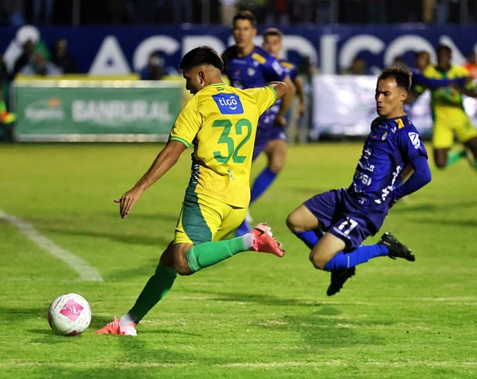 Xinabajul y Cobán Imperial no se hacen daño en la ida de las semifinales. Foto La Hora/ La Liga