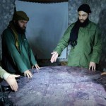 En esta imagen de archivo sin fecha, distribuida por un grupo insurgente en 2016, se muestra a Abu Mohammed al-Golani, el líder de la filial de Al Qaeda en Siria (segundo por la derecha), discutiendo detalles del campo de batalla con comandantes en Alepo, Siria. Foto La Hora: AP
