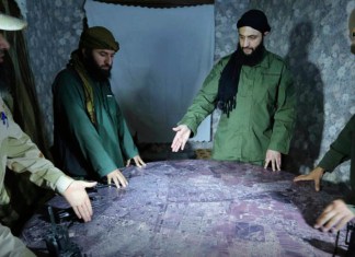 En esta imagen de archivo sin fecha, distribuida por un grupo insurgente en 2016, se muestra a Abu Mohammed al-Golani, el líder de la filial de Al Qaeda en Siria (segundo por la derecha), discutiendo detalles del campo de batalla con comandantes en Alepo, Siria. Foto La Hora: AP