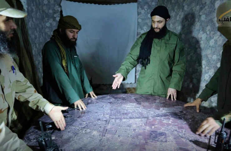 En esta imagen de archivo sin fecha, distribuida por un grupo insurgente en 2016, se muestra a Abu Mohammed al-Golani, el líder de la filial de Al Qaeda en Siria (segundo por la derecha), discutiendo detalles del campo de batalla con comandantes en Alepo, Siria. Foto La Hora: AP