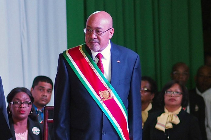 El presidente de Surinam Desi Bouterse asiste a su ceremonia de juramentación en Paramaribo, Surinam, el 12 de agosto del 2015. Foto La Hora: AP