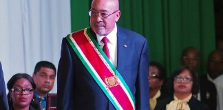 El presidente de Surinam Desi Bouterse asiste a su ceremonia de juramentación en Paramaribo, Surinam, el 12 de agosto del 2015. Foto La Hora: AP