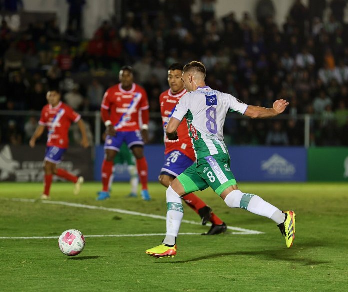 Antigua y Xelajú empataron 1-1 en las semifinales de ida del Torneo Apertura 2024; todo se definirá el próximo domingo. Foto La Hora: LaLiga