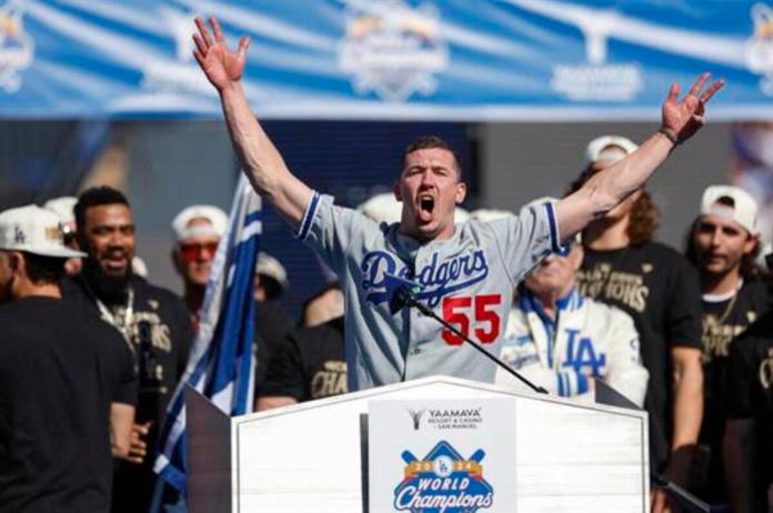 Fotografía de archivo, tomada el pasado 1 de noviembre, en la que se registró al lanzador Walker Buehler (c-d), durante la celebración de los Dodgers luego de ganar la Serie Mundial de la MLB, en el Dodger Stadium de Los Ángeles Foto La Hora: EFE