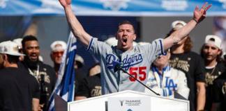 Fotografía de archivo, tomada el pasado 1 de noviembre, en la que se registró al lanzador Walker Buehler (c-d), durante la celebración de los Dodgers luego de ganar la Serie Mundial de la MLB, en el Dodger Stadium de Los Ángeles Foto La Hora: EFE