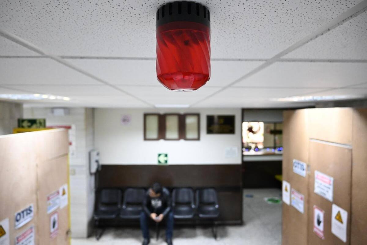 Recientemente, fue instalada una alarma sísmica a lo largo del edificio. Foto La Hora: Fabricio Alonzo