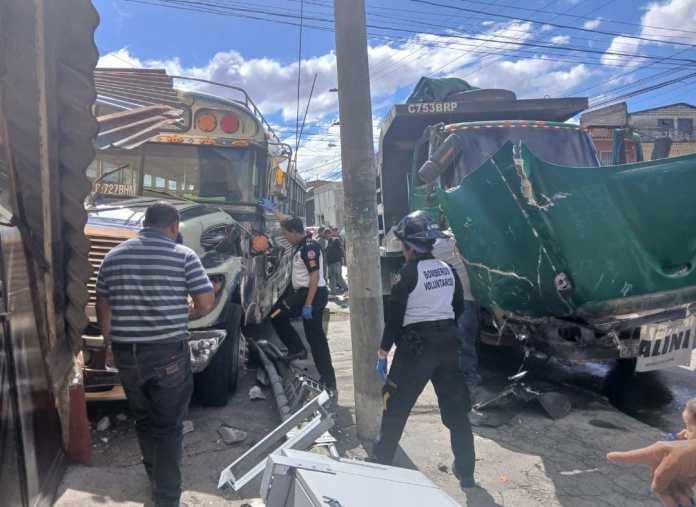 Bomberos Voluntarios informaron acerca de un accidente vehicular donde se vieron involucrados un camión y un bus extraurbano.