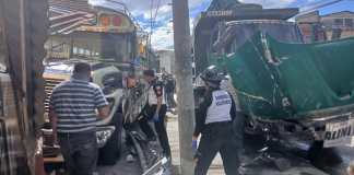 Bomberos Voluntarios informaron acerca de un accidente vehicular donde se vieron involucrados un camión y un bus extraurbano.