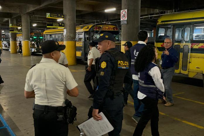 Personal de la PDH en conjunto a agentes de la PNC han realizado operativos para velar por la seguridad de los usuarios de buses extraurbanos