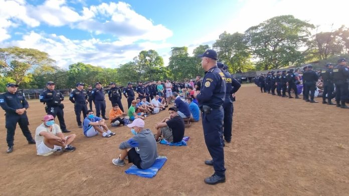 Autoridades desarrollan requisa en la Granja Penal Canadá. Foto La Hora: PNC