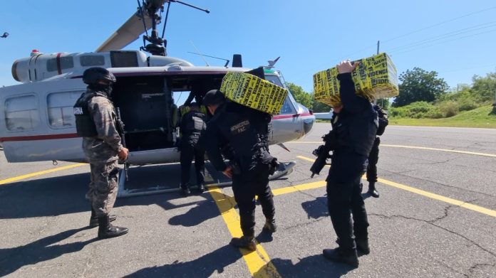 Elementos de la Marina de la Defensa Nacional, en conjunto con Agentees de la PNC y el MP informaron acerca de la captura del responsable de trasladar los 455 paquetes de cocaÃ­na incautados este 18 de diciembre.