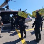Elementos de la Marina de la Defensa Nacional, en conjunto con Agentees de la PNC y el MP informaron acerca de la captura del responsable de trasladar los 455 paquetes de cocaína incautados este 18 de diciembre.