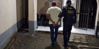 Agentes de la PNC informaron acerca de la intercepción de un vehículo pilotado por una persona que contaba con tres órdenes de capturas por diferentes delitos.