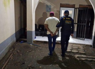 Agentes de la PNC informaron acerca de la intercepción de un vehículo pilotado por una persona que contaba con tres órdenes de capturas por diferentes delitos.