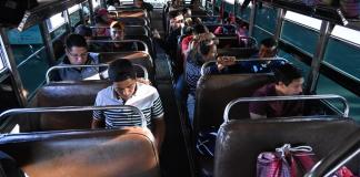 Guatemaltecos en un bus. Foto: La Hora / Fabricio Alonzo