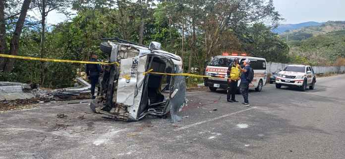 Accidente vehicular entre dos camiones deja como fallecido a un menor de edad.