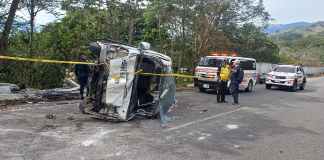 Accidente vehicular entre dos camiones deja como fallecido a un menor de edad.