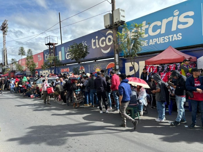 Largas filas en el Mario Camposeco para adquirir entradas para la gran final del Torneo Apertura 2024. Foto La Hora: Paginá de facebook Región Más noticias.