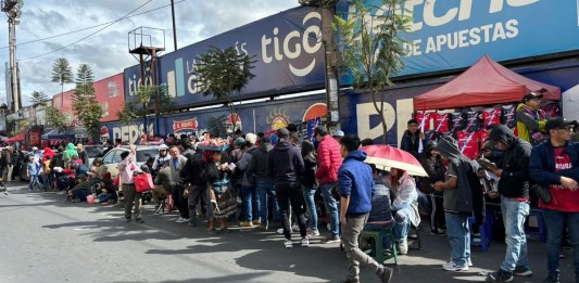 Largas filas en el Mario Camposeco para adquirir entradas para la gran final del Torneo Apertura 2024. Foto La Hora: Paginá de facebook Región Más noticias.