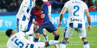 Lamine Yamal, del Barcelona, ​​en el centro, y Renato Tapia, del Leganés, en la parte inferior, disputan el balón durante el partido de fútbol de la Liga española entre Barcelona y Leganés en el Estadio Olímpico Lluis Companys en Barcelona, ​​España, el domingo 15 de diciembre de 2024. Foto La Hora: AP