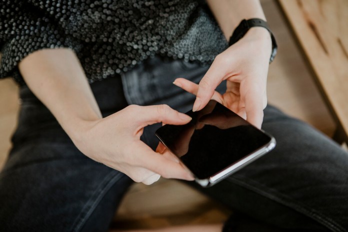 Se espera que las alertas de búsqueda de desaparecidos lleguen a los celulares. Foto: Envato - Por Rawpixel