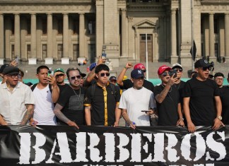 Barberos se manifiestan contra la extorsión y la inseguridad en Lima, Perú, el miércoles 4 de diciembre de 2024. (Foto AP/Guadalupe Pardo)